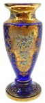Deslumbrante vaso balaústre em vidro na cor azul cobalto, adornado à mão no estilo Rococó com volutas, arabescos e medalhões dourados, e coloridos motivos florais com pétalas em relevo. Medidas: 37 x 14 cm. Douração ligeiramente desvanecida em alguns locais da peça.