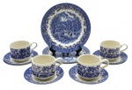 CHURCHILL ENGLAND - Parte de serviço de chá com 3 pratos de sobremesa, 04 xícaras de chá e 06 pires para xícaras de chá; em porcelana inglesa estampada em azul cobalto com motivos florais e vegetalistas, e cenários tipicamente ingleses. Medidas: 20,5 cm (diâm.); 15 x 9 cm.