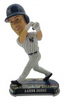 FOCO - AARON JUDGE - Boneco colecionável do atleta Aaron Judge do New York Yankees, nº99, no estilo Bobblehead em uma base com o próprio nome, posição de rebater. Feito em resina polystone. Medida: 18cm aproximadamente. Observação: Possui marcas, leves desgastes na pintura e ausência do taco.