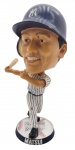 FOCO - HIDEKI MATSUI - Boneco colecionável do atleta Hideki Matsui do New York Yankees, nº55, no estilo bobblehead e base redonda com o nome do atleta. Feito em resina polystone. Medida: 21cm aproximadamente. Observação: Possui leves desgastes e marcas. Pequenos restauros nos braços e no taco.