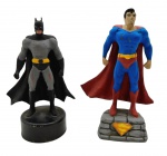 BATMAN e SUPERMAN - Lote com 2 bonecos de chumbo dos heróis Batman e Superman, medindo 14cm cada aproximadamente. Possuem desgastes, marcas e o Superman com ausência do emblema do peito.