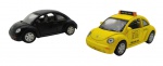 S - NEW BEETLE - Lote com 2 miniaturas do VW New Beetle em escala 1/32, sendo 1 táxi e 1 convencional. Modelos movidos à fricção. Feitos em metal e partes plásticas. Observação: Possuem desgastes e marcas na pintura e fricção não testada.