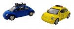 S - NEW BEETLE - Lote com 2 miniaturas do VW New Beetle em escala 1/32, sendo 1 táxi e 1 convencional. Modelos movidos à fricção. Feitos em metal e partes plásticas. Observação: Possuem desgastes e marcas na pintura e fricção não testada.