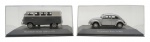 PLANETA DeAGOSTINI - COLEÇÃO CARROS INESQUECÍVEIS DO BRASIL - VOLKSWAGEN FUSCA (1985) E VOLKSWAGEN KOMBI 1200 (1957) - Lote com 2 miniaturas em escala 1/43, feitos em ferro, interior em plástico e pneus de borracha. Possuem base com nome, proteção em acrílico e encarte informativo. Abrangendo os veículos que fizeram parte da vida de um grande número de cidadãos brasileiros, os modelos da coleção contemplam lançamentos da indústria automotiva dos anos de 50, 60, 70, 80 e 90.