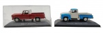 PLANETA DeAGOSTINI - COLEÇÃO CARROS INESQUECÍVEIS DO BRASIL - FORD F-100 (1978) E CHEVROLET 3100 PICAPE (1958) - Lote com 2 miniaturas em escala 1/43, feitos em ferro, interior em plástico e pneus de borracha. Possuem base com nome, proteção em acrílico e encarte informativo. Abrangendo os veículos que fizeram parte da vida de um grande número de cidadãos brasileiros, os modelos da coleção contemplam lançamentos da indústria automotiva dos anos de 50, 60, 70, 80 e 90. Observação: Picape Chevrolet não possui acrílico protetor, Ford F-100 com acrílico trincado.