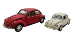 WELLY / S - Lote com 2 miniaturas de Fuscas, em escala 1/32 e 1/24. Feitos em metal com partes plásticas, portas e rodas móveis. Observação: Possuem desgastes na pintura, ínfimos pontos de oxidação e Fusca 1/24 com avaria em para-choque.