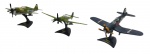 MAISTO - AVIÕES - Lote com 3 miniaturas de aviões, sendo JU-87, F-22 RAPTOR e P-47D THUNDERBOLT, em escala 1:100. Feitos de metal com partes plásticas e possuem base com nome do modelo. Podem possuir ínfimos desgastes.