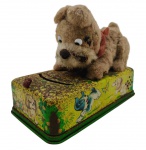 MASUDAYA - PLAYFUL PUPPY WITH CATERPILLAR - Antigo brinquedo de origem japonesa, com funcionamento à pilha, sendo um cachorrinho brincando com uma lagarta. A estrutura é um cachorrinho de pelúcia acoplado sobre uma base de lata litho ilustrada com motivos infantis.  Fabricação: décadas e 50 a 70. Medida: 19cm. Não testado. Possui pequenas avarias, desgastes na pintura, na pelúcia e na estrutura. Contém pontos de oxidação.