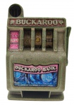 BUCKAROO BANK - COFRE - Antigo cofre no estilo máquina caça-níqueis modelo Buckaroo Bank, decorativo. Na lateral a presença de uma alavanca funcional, na frente três rolos giratórios e na parte inferior espaço para a queda das moedas. Feito em plástico com parte frontal em metal. Medida: 23cm. Observação: Não testado, possui pontos de oxidação, desgastes e marcas de uso.