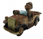 MASUDAYA - POLICE º5 - Antigo brinquedo de lata de origem japonesa, sendo um Calhambeque de Polícia com sistema bate e volta com boneco que movimenta o braço. Feito na década de 60. Medida: 25cm aproximadamente. Observação: Peça com muita oxidação, marcas e desgastes, ausência de parte frontal da sirene, antena traseira, vidro e braço avariado.