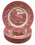 BARRATTS, MADE IN ENGLAND - Parte de serviço de jantar com 08 pratos rasos em porcelana inglesa, adornados na cor magenta com motivos florais e vegetalistas na borda, e cenário tipicamente inglês em sua galeria central. Medidas: 26 cm (diâm.).