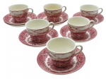 BARRATTS, MADE IN ENGLAND - 06 xícaras de chá e 08 pires para xícaras de chá em porcelana inglesa, adornados na cor magenta com motivos florais e vegetalistas na borda, e cenário tipicamente inglês em sua galeria central. Medidas: 15 x 7 cm. Uma das xícaras e um dos pires com manchas.