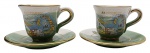 A ROUSSI HANDMADE IN GREECE, 24 KARAT GOLD - Par de xícaras de café com seus respectivos pires, souvenirs da ilha grega Santorini, estampados com mapa e cenário típico da ilha; em porcelana policromada com filetes em ouro 24 quilates. Fabricados na Grécia. Medidas: 12 x 8 cm.