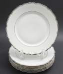 CT TIELSCH ALTWASSER, GERMANY - Parte de serviço de jantar com 06 pratos rasos, em porcelana alemã; faixas e filetes adornados na cor prata. Marca da manufatura na base. Numerados. Medidas: 24 cm (diâm.).