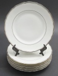 CT TIELSCH ALTWASSER, GERMANY - Parte de serviço de jantar com 06 pratos de sobremesa, em porcelana alemã; faixas e filetes adornados na cor prata. Marca da manufatura na base. Numerados. Medidas: 20 cm (diâm.).