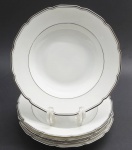 CT TIELSCH ALTWASSER, GERMANY - Parte de serviço de jantar com 05 pratos fundos, em porcelana alemã; faixas e filetes adornados na cor prata. Marca da manufatura na base. Numerados. Medidas: 24 cm (diâm.).