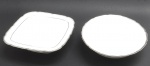 CT TIELSCH ALTWASSER, GERMANY - Parte de serviço de jantar com 01 bowl quadrado e 01 bowl redondo, em porcelana alemã; faixas e filetes adornados na cor prata. Marca da manufatura na base. Numerados. Medidas: 25 x 6 cm; 23 x 6 cm.