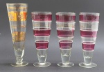 04 taças de cristal tipo tulipa com diferentes tamanhos e padrões decorativos, sendo três decoradas com faixas de cores cereja, branca e dourada, e uma taça lapidada com motivos florais, adornada com faixas e filetes dourados. Medidas: 20 x 7 cm; 23 x 7 cm. Pinturas desvanecidas.