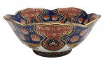 SATSUMA, MADE IN CHINA - Antigo bowl com bordas recortadas, adornado à mão com elementos florais, vegetalistas, e cena com personagem feminina em trajes tradicionais na galeria central; em porcelana multicolorida com detalhes em dourado; fabricado na China. Medidas: 20 x 8 cm.