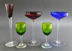 05 taças em cristal de diferentes formatos, cores e padrões decorativos. Medidas: 18 x 5 cm; 10,5 x 4,5 cm.