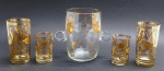 01 balde para gelo e 04 copos cilíndricos de diferentes tamanhos, sendo dois maiores e dois menores; em cristal translúcido adornado em dourado com faixas, filetes, motivos florais e vegetalistas. Medidas: 17 x 16 cm; 13 x 6,5 cm; 8,5 x 5,5 cm. Balde para gelo com ínfimo bicado na borda e douração desvanecida em alguns pontos.