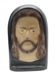 ARTE SACRA - Imagem da face de Jesus, modelada em relevo em resina policromada, com moldura e base em madeira; inscrição "Meu Olhar te Acompanha" na base. Pintura dos olhos trabalhada para proporcionar a ilusão de ótica de que eles se movimentam. Medidas: 21 x 13,5 cm.