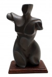 ARTESCULTURA - Escultura antropomórfica de um tronco masculino nu; em gesso patinado sobre base retangular de madeira. Medidas: 23 x 12 x 7 cm. Com ínfimos bicados.