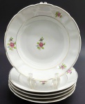 RIO BRANCO GUANABARA - Parte de serviço de jantar com 05 pratos fundos, decorados com filetes dourados e delicados e coloridos buquês florais. Em porcelana. Medidas: 23 cm (diâm.).