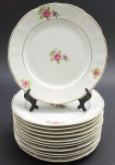 RIO BRANCO GUANABARA - Parte de serviço de jantar com 12 pratos de sobremesa, decorados com filetes dourados e delicados e coloridos buquês florais. Em porcelana. Medidas: 19,5 cm (diâm.).