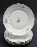 RIO BRANCO GUANABARA - Parte de serviço de jantar com 05 pratos rasos, decorados com filetes dourados e delicados e coloridos buquês florais. Em porcelana. Medidas: 24 cm (diâm.).