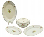 RIO BRANCO GUANABARA - Parte de serviço de jantar com 03 travessas ovais de diferentes tamanhos e 01 terrina circular, decoradas com filetes dourados e delicados e coloridos buquês florais. Em porcelana. Medidas: 39 x 25 cm; 29 x 18 cm.