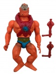 ESTRELA - OS MESTRES DO UNIVERSO - HOMEM-FERA - Antigo brinquedo colecionável do personagem Homem-Fera, icônico personagem de Os Mestres do Universo, fabricado pela Estrela, licenciada da Mattel nos anos 80. Feito de plástico rígido com membros articulados. Medida: 15cm. Observação: Não possui os acessórios, contém desgastes e marcas de uso.