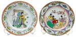 LOTUS BLOOMS BRAND - 02 diferentes pratos decorativos de temática oriental, adornados com motivos florais, vegetalistas, pequenas borboletas e figuras femininas em trajes tradicionais em sua galeria central; em porcelana multicolorida com detalhes em dourado; fabricação chinesa. Medidas: 26,5 cm (diâm.).