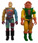 HASBRO - G.I. JOE (COMANDOS EM AÇÃO) - BIOMASSA e POLUIÇÃO - Lote com 2 bonecos de ação Comandos em Ação, feitos pela Hasbro na década de 80 e 90. Feitos de plástico rígido e são articulados. Medida: 10cm aproximadamente. Possuem leves marcas e desgastes.