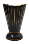 Vaso em cerâmica esmaltada na cor preta com ranhuras douradas, no formato cônico e ovalado. Medidas: 12,5 x 10 cm. Filete dourado da borda ligeiramente desvanecido; com ínfimos bicados na base.