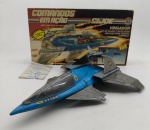 ESTRELA - G.I. JOE COMANDOS EM AÇÃO - VINGADOR - JATO DE POUSO E DECOLAGEM - Antigo brinquedo icônico da Estrela retratando o jato Vingador de G.I. JOE, feito de plástico rígido, com funções de movimento. Produzido no início dos anos 90. Medida; 46cm aproximadamente. Observação: Ausência dos mísseis, possui marcas e ínfimos desgastes. Caixa com alguns detalhes.