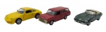 MAISTO - Lote com 3 miniaturas da Maisto, feitas em metal com partes plásticas, escala 1:35, partes móveis e pneus de borracha. Modelos: PORSCHE 911 CARRERA, CHEVROLET VERANEIO e JAGUAR E CABRIOLET. Podem conter ínfimas marcas e desgastes.