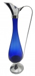 Jarra decorativa alongada e em forma de gota, em vidro na cor azul cobalto e guarnições em metal cromado. Medidas: 48 x 16 cm. Com ínfimos amassados no metal (bico e base).