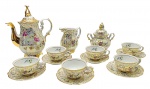 REAL - Parte de serviço de café com 15 itens, sendo: 01 bule, 01 leiteira, 01 açucareiro, 06 xícaras de café e 06 pires para xícaras de café; decorados com coloridos buquês florais e motivos vegetalistas em dourado; pegas das tampas e alças em forma de volutas e com douração. Em porcelana com acabamento perolizado. Medidas: 19 x 16 cm; 8 x 4 cm.