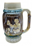 PORCELANA MONTE SIÃO, MG - TANKARD - Grande caneca de chopp/cerveja, em cerâmica policromada e vitrificada, decorada em relevo no estilo tradicional alemão. Medidas: 35 x 25 cm. Borda com ínfimos bicado e fio de cabelo.