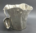 Refinado balde para gelo de formato orgânico com detalhes texturizados, em alumínio; acompanha colher para gelo de mesmo material. Medidas: 25 x 28 cm.