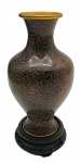 Antigo vaso no formato balaústre, de temática oriental; em bronze esmaltado e policromado com motivos florais através da técnica de cloisonné; interior esmaltado na cor azul cobalto. Sobre base circular de madeira. Medidas: 24 x 11 cm.