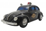 ESTRELA - FUSCA BATE-VOLTA DA POLÍCIA - Antigo brinquedo da Estrela, o Fusca Bate-Volta da Polícia, fabricado nos anos 80, feito em plástico rígido, alimentado por pilhas, sistema bate-volta com movimento das rodas e acionamento de luzes e sons. Medida: 27cm aproximadamente. Não testada, ínfimas marcas.