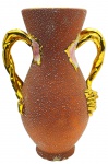 Vaso balaústre em cerâmica na cor rosa com acabamento texturizado; alças laterais douradas representando ramos de parreira, com suas uvas e folhas. Medidas: 40 x 27 cm. Com bicados na base e craquelados superficiais no interior esmaltado; alças com ínfimos bicados.