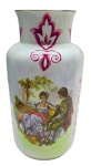 SCHMIDT - Vaso com pescoço e corpo cilíndricos, decorado à mão com volutas e cenas galantes em suas galerias centrais; em porcelana multicolorida com filetes em dourado. Medidas: 30 x 16 cm.