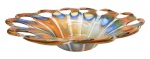 MURANO - Centro de mesa adornado com detalhes orgânicos multicoloridos, borda ondulada e elementos ovais vazados. Medidas: 43 x 11 cm. Com ínfimo trincado na parte interna.