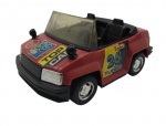 ESTRELA - TOP CAR TURBO - Antigo brinquedo retratando um carro, lançado na década de 80 pela Estrela. Funcionamento por pilhas. Feito de plástico rígido com funções interativas como sons de aceleração e buzina. Medida: 20cm. Observação: Não testado, desgastes e marcas de uso, ausência da chave, chassi solto da base.