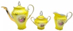 SCHMIDT - Parte de serviço de café com 01 bule, 01 leiteira, 01 açucareiro, 06 xícaras de café e 06 pires para xícaras de café; adornados com volutas em dourado e colorida cena galante sobre fundo amarelo-limão. Em porcelana. Medidas: 20 x 17 cm; 9 x 4 cm.