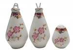 REAL - Galheteiro com 03 peças de temática oriental, sendo uma garrafinha para azeite, uma para vinagre e um saleiro; adornados com flores de laranjeira e motivos vegetalistas em dourado. Em porcelana multicolorida. Medidas: 13 x 6 cm; 6 x 5 cm.
