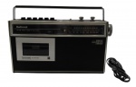 NATIONAL - RQ-445S - Antigo rádio National, dual band FM/AM com reprodutor de fita cassete. Produzido na década de 80. Feito em plástico rígido com detalhes prateados cromados. Funcionamento por pilhas ou fonte de alimentação. Medida: 30cm. Observação: Ligando. Possui ínfimos desgastes e marcas de uso.